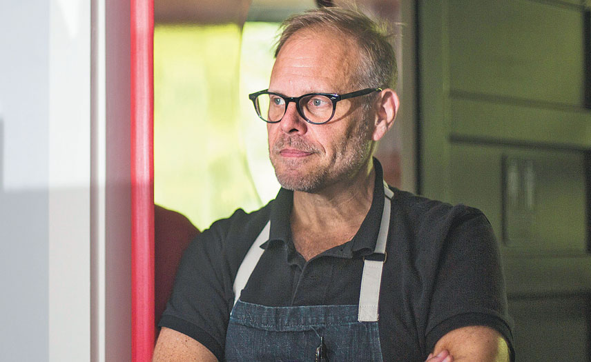 Alton Brown, Showman of Food TV, Pulls Back the Curtain - The New York Times