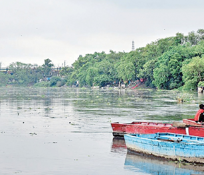 Evacuation Begins As Yamuna Water Level Rises In Delhi Read Qatar Tribune On The Go For 5082