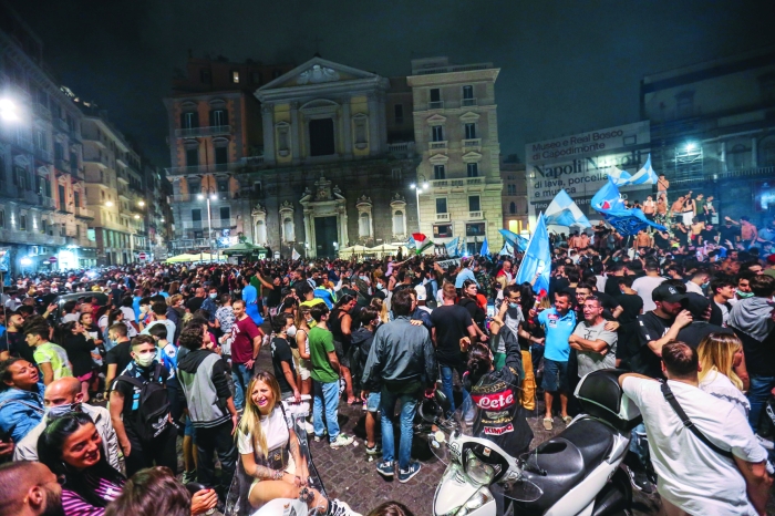 Napoli Fans Swarm Onto Streets In Naples To Celebrate Triumph Read 
