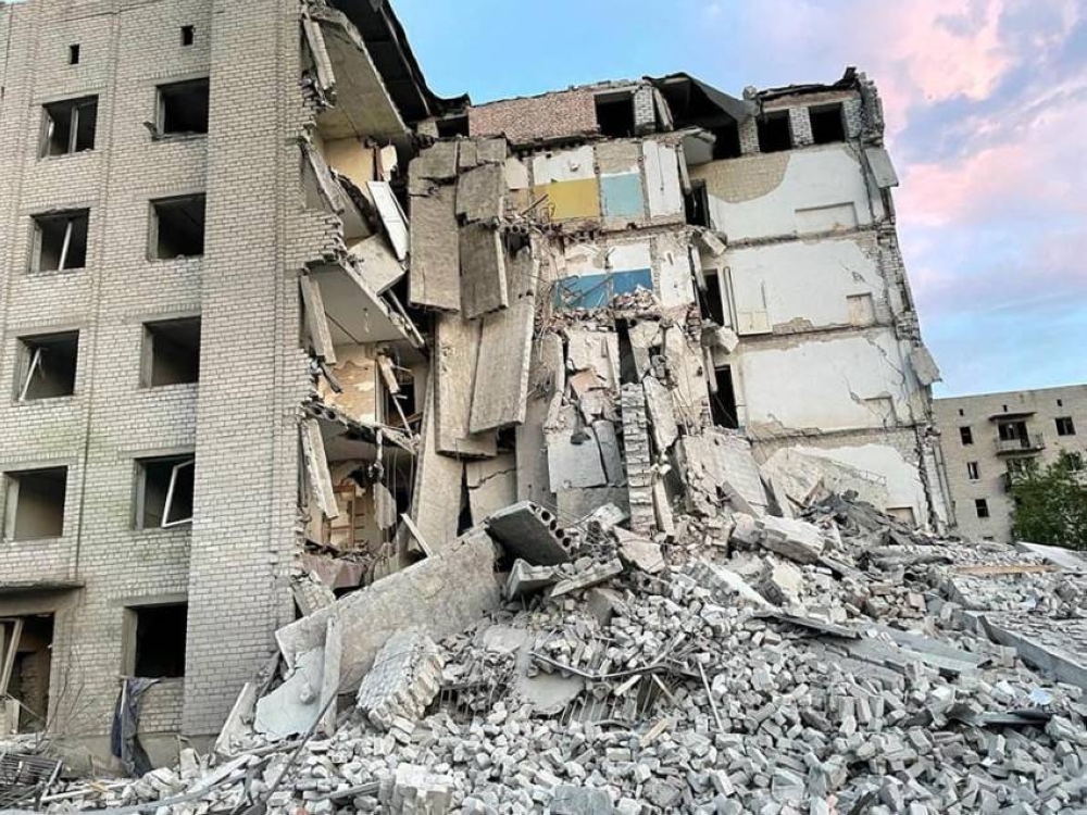 Russian rockets hit Ukraine apartment block, killing at least 15 - Read ...