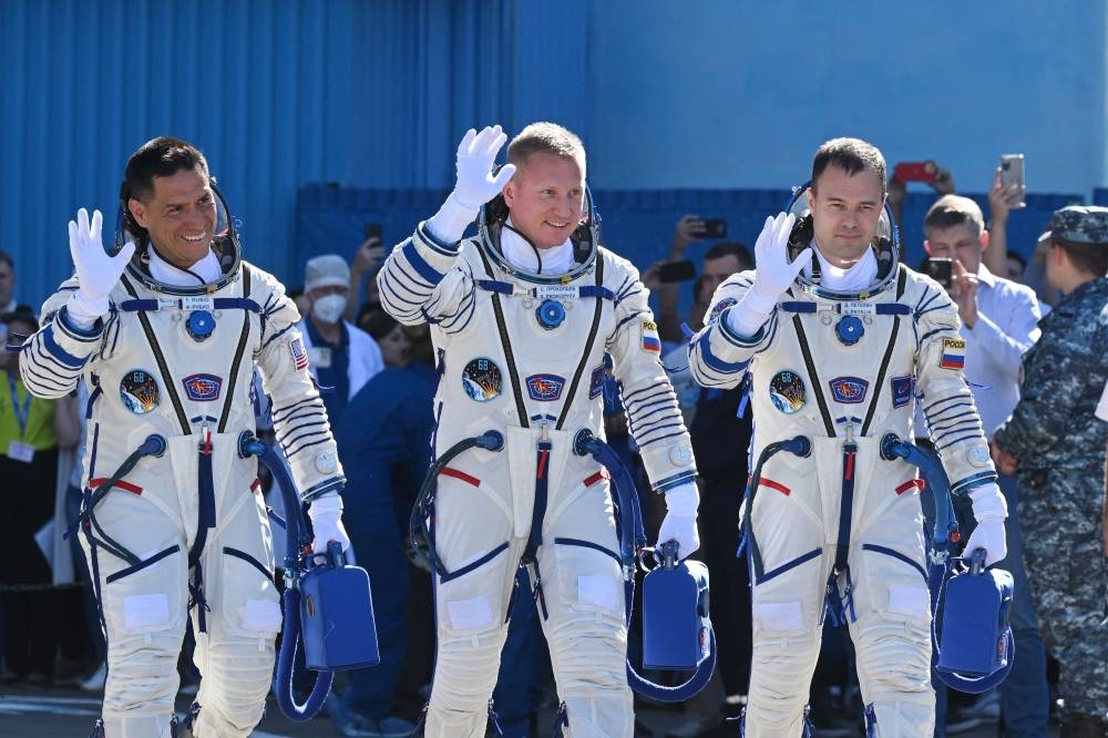 Us Astronaut Two Russian Cosmonauts Blast Off To Iss Read Qatar Tribune On The Go For