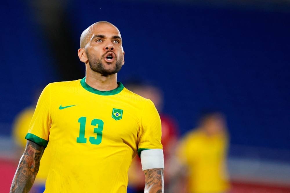 Dani Alves becomes Brazil's oldest World Cup star, Martinelli preferred to  Firmino