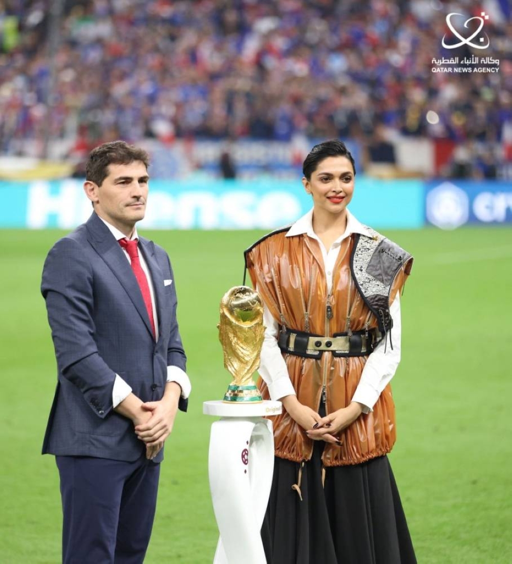 Deepika Padukone presenting the World Cup trophy with Iker