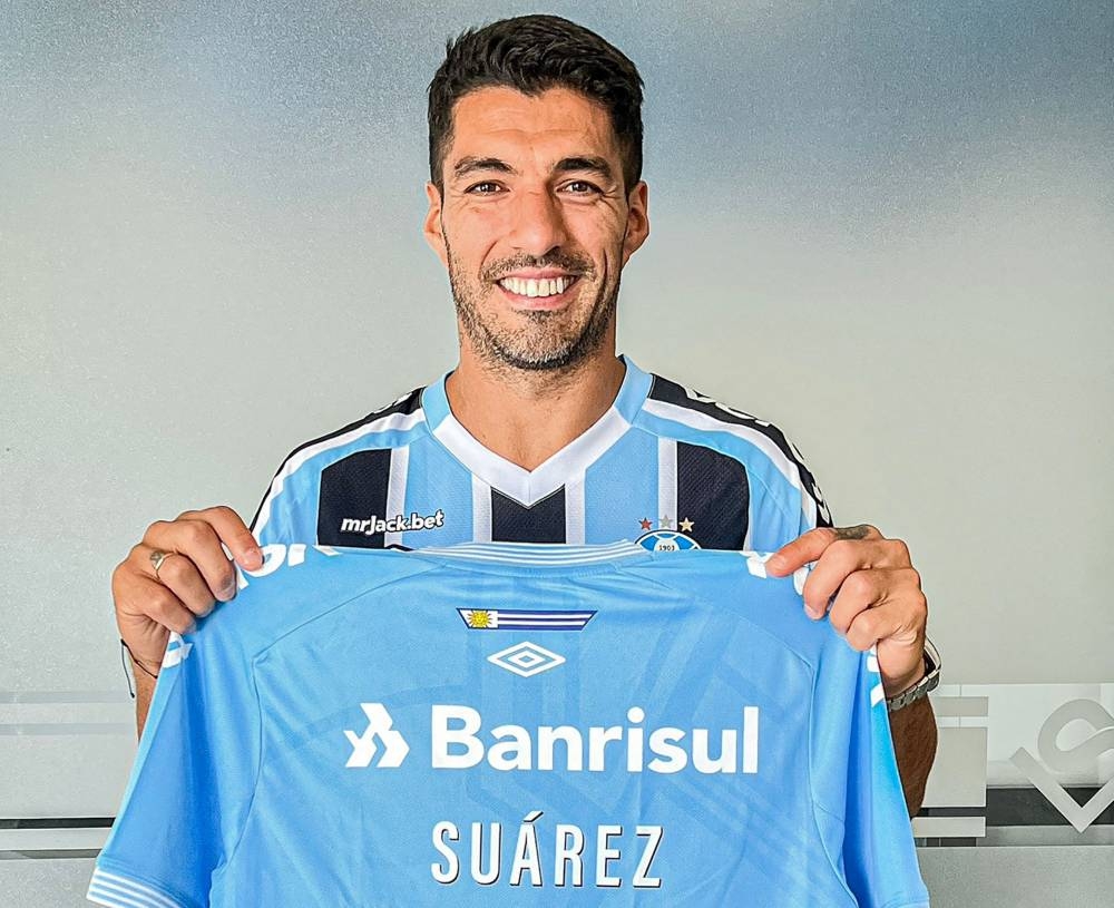 Luis Suárez welcomed by 30,000 fans at Brazil's Gremio arena