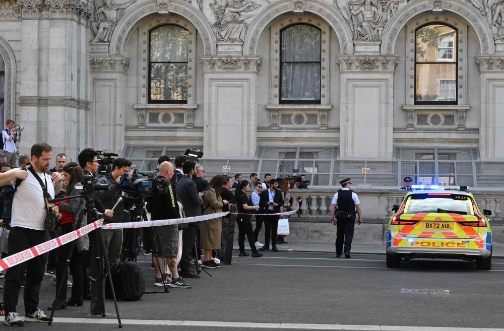 Man Arrested After Car Crashes Into Gates Of Downing Street Read Qatar Tribune On The Go For