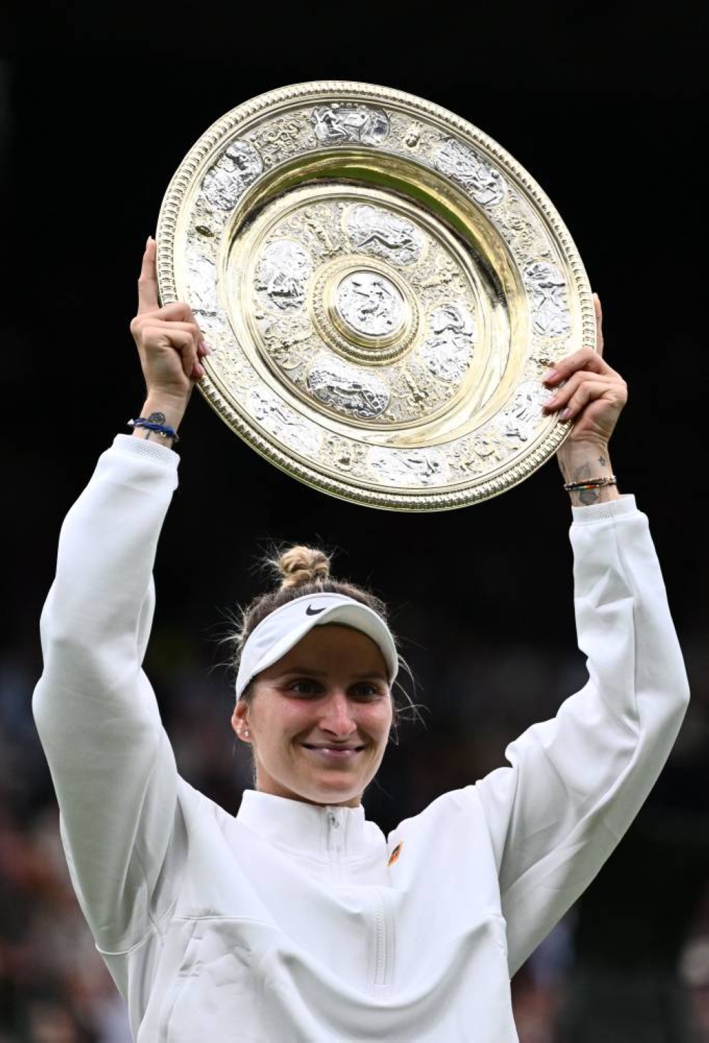 Unseeded Vondrousova Stuns Jabeur To Win Wimbledon Read Qatar Tribune On The Go For Unrivalled