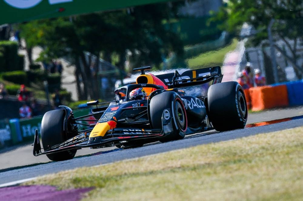 F1 - Lewis Hamilton takes pole ahead of Max Verstappen and Lando Norris in  thrilling qualifying session in Hungary