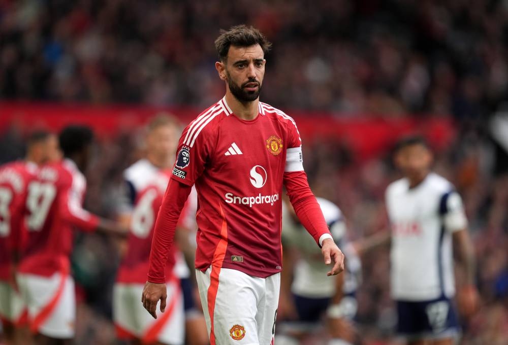 Fernandes sees red as Spurs beat dismal Manchester United 3-0